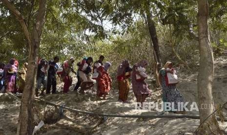 Warga korban gempa dan tsunami membawa bantuan dari Persiden Joko Widodo di Desa Loli Saluran, Donggala, Sulawesi Tengah, Rabu (3/10). 