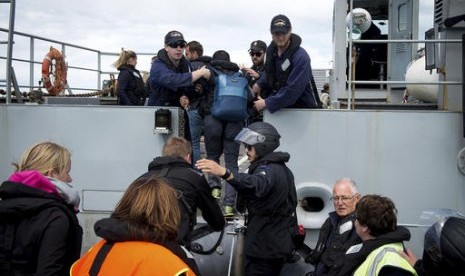 Warga korban gempa dievakuasi dari Kota Kaikoura dengan menaiki kapal Angkatan Laut Selandia Baru HMNZS Canterbury, Rabu, 16 November 2016.