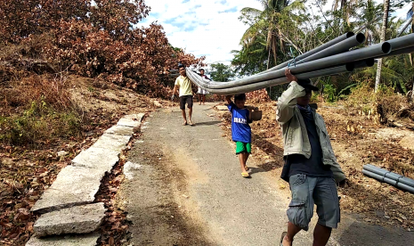 Warga  korban gempa Lombok bergotong royong bersama LAZ Al Azhar membangun pipanisasi.