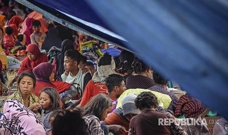 Warga korban gempa mendapatkan perawatan di luar Puskesmas Sembalun Selong, Lombok Timur, NTB, Minggu (29/7).Sejumlah warga korban gempa berada di pengungsian di lapangan Desa Sajang, Kecamatan Sembalun, Selong, Lombok Timur, NTB, Minggu (29/7)