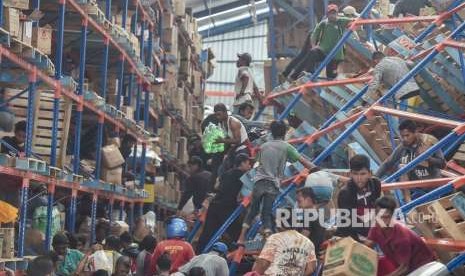 Aid has not reached North Palu, earthquake victims take basic needs in Mamboro, Monday (Oct 1). 