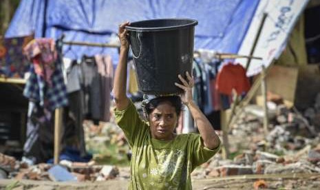 Earthquake victim carry water supply at Lendang Re Village, West Lombok in West Nusa Tenggara (NTB), on Thursday (Sept 6).