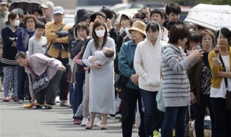 Warga korban gempa mengantre jatah makanan di Kumamoto, Jepang, Selasa, 19 April 2016. Sekitar 100 ribu pengungsi akibat gempa harus bertahan di cuaca dingin.