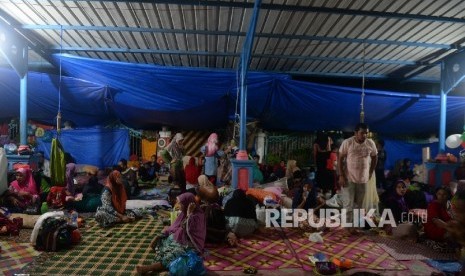  Warga korban gempa mengungsi di Masjid At Taqwa, Merdu, Pidie Jaya, NAD, Kamis (8/12).