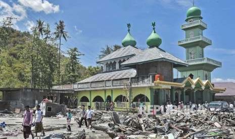 Warga korban gempa tsunami Palu berjalan usai melaksanakan ibadah shalat Jumat di Masjid Baitussalam di Desa Loli Saluran, Donggala, Sulawesi Tengah, Jumat (5/10). 