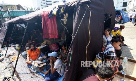 Warga korban kebakaran beristirahat di posko pengungsian Kampung Bandan, Jakarta Utara, Ahad (12/5/2019). 