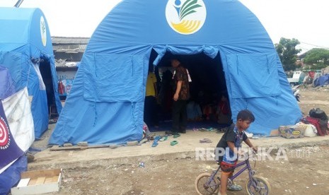 Warga korban kebakaran di Jalan Pasir Koja, Kelurahan Sukahaji masih  bertahan di tenda pengungsian menunggu bantuan rumah tinggal dari  pemerintah. Selama lima hari pasca kebakaran, mereka tinggal di tenda dan  mendapat bantuan makanan.