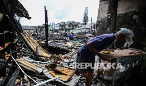 Warga korban kebakaran mencari sisa barang berharga di Kepa Duri Mas, Jakarta, Rabu (2/2/2022). Kebakaran yang terjadi pada Selasa (1/2/2022) dini hari itu menghanguskan sekitar 100 rumah. 