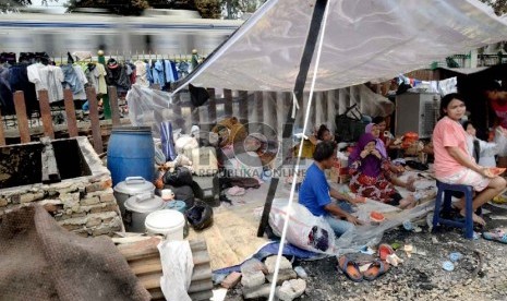 Warga korban kebakaran mengungsi di tenda-tenda penampungan di kawasan Tambora, Jakarta, Senin (28/9). 