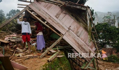 Pemprov Banten mencabut masa tanggap darurat di wilayahnya dan akan fokus pada rehabilitasi serta rekonstruksi wilayah terdampak gempa. Foto warga korban longsor dan banjir bandang mengamati rumahnya yang terkena longsor di Kampung Gunung Julang, Desa Lebaksitu, Kecamatan Lebak Gedong, Banten, (ilustrasi).