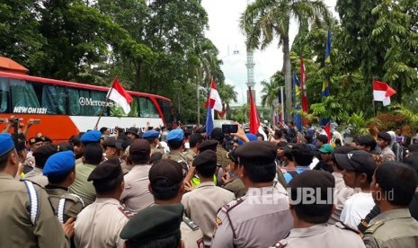 Warga Korban Penggusuran di Kampung Mekar Sari, Kelurahan Panunggangan Barat, Kota Tangerang menggelar aksi di Pusat Pemerintahan Kota Tangerang, menuntut kembali hak mereka di lahan penggusuran, Senin (11/12).