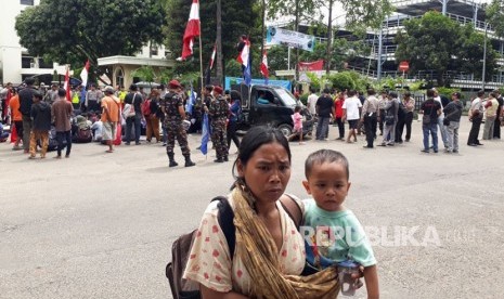 Warga Korban Penggusuran di Kampung Mekar Sari, Kelurahan Panunggangan Barat, Kota Tangerang menggelar aksi di Pusat Pemerintahan Kota Tangerang, menuntut kembali hak mereka di lahan penggusuran, Senin (11/12).