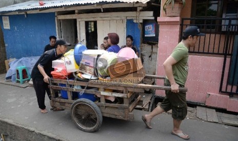   Warga korban penggusuran Kampung Pulo mengangkut barang-barang ke Rusunawa Jatinegara Barat, Jakarta, Jumat (21/8).