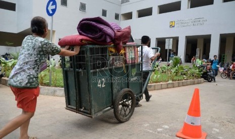   Warga korban penggusuran Kampung Pulo mengangkut barang-barang ke Rusunawa Jatinegara Barat, Jakarta, Jumat (21/8).   (Republika/Yasin Habibi)