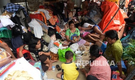 Warga korban penggusuran permukiman yang berada di tepi jalur kereta api kawasan Rawajati mendirikan tenda seadanya di trotoar samping Apartemen Kalibata, Jakarta Selatan, Jumat (2/9). (Republika/Yasin Habibi)