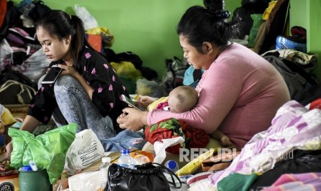 Warga korban penggusuran Tamansari beraktivitas di posko pengungsian di Masjid Al-Islam, Jalan Kebon Bibit, Kota Bandung, Kamis (19/12).