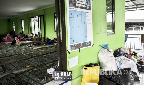 Warga korban penggusuran Tamansari beraktivitas di posko pengungsian di Masjid Al-Islam, Jalan Kebon Bibit, Kota Bandung, Kamis (19/12).