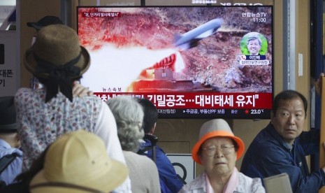 Warga Korea Selatan (Korsel) menonton tayangan peluncuran proyektil Korea Utara (Korut) dalam program berita di Seoul Railway Station di Seoul, Korsel.