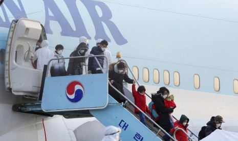 Warga Korea Selatan yang dievakuasi dari Wuhan, China, tiba di Bandara Gimpo di Seoul, Korea Selatan, Jumat (31/1). 