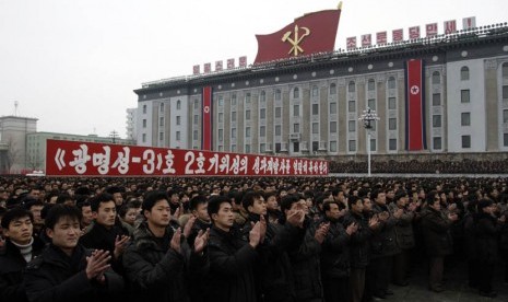   Warga Korea Utara merayakan keberhasilan peluncuran roket Unha-3 di lapangan Kim Il Sung di Pyongyang, Korea Utara, Jumat (14/12). (AP/Jon Chol Jin)