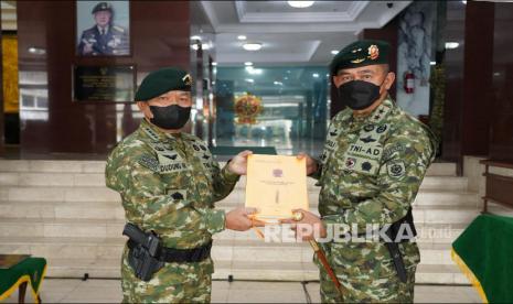 Pangkostrad baru Mayor Jenderal TNI Maruli Simanjuntak  dan Jenderal TNI Dudung Abdurachman menunjukkan berita acara tradisi penyambutan Panglima Kostrad (Pangkostrad) baru Mayor Jenderal TNI Maruli Simanjuntak, M.Sc dan melepas  Jenderal TNI Dudung Abdurachman, S.E., M.M. selaku mantan Panglima Kostrad di Serambi Kehormatan Makostrad, Jakarta Pusat, Senin (31/1/2021).