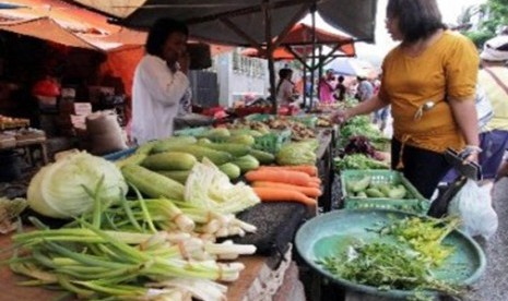 Warga Kota Ambon melakukan transaksi di pasar kaget, Senin (12/9). 