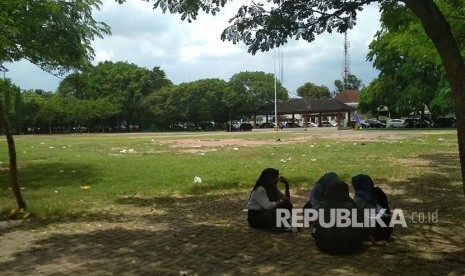 Warga Kota Bekasi berada di taman kota Alun-alun Kota Bekasi. 