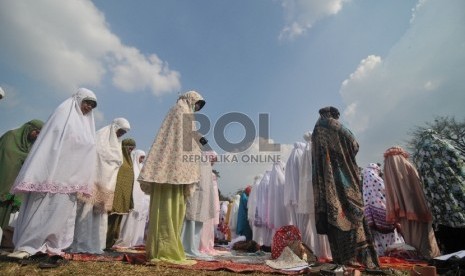 Warga Kota Bogor menggelar Shalat Istisqa' atau shalat meminta hujan di Lapangan Sempur, Kecamatan Tanah Sareal Kota Bogor, Jumat (24/7).  (Republika/Edwin Dwi Putranto)