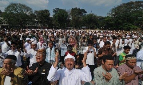 Warga Kota Bogor menggelar Shalat Istisqa' atau shalat meminta hujan di Lapangan Sempur, Kecamatan Tanah Sareal Kota Bogor, Jumat (24/7).  (Republika/Edwin Dwi Putranto)