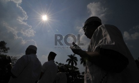 Warga Kota Bogor menggelar Shalat Istisqa' atau shalat meminta hujan di Lapangan Sempur, Kecamatan Tanah Sareal Kota Bogor, Jumat (24/7).  (Republika/Edwin Dwi Putranto)