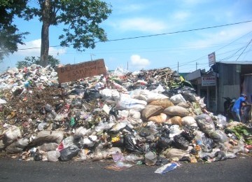 Warga kota Cimahi dikenai sanksi denda Rp 50 juta jika buang sampah sembarangan.