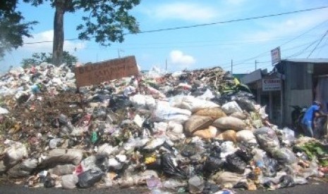 Warga kota Cimahi dikenai sanksi denda Rp 50 juta jika buang sampah sembarangan.