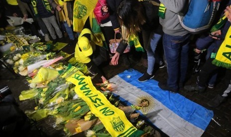 Warga Kota Nantes, Prancis, mengumpulkan karangan bunga untuk Emiliano Sala.