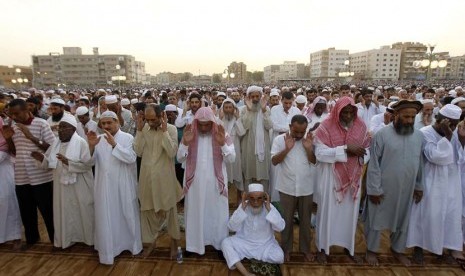  Warga kota Riyadh melaksanakan shalat Idul Fitri di Masjid Jami, Riyadh, Arab Saudi, Ahad (19/8). (Fahad Shadeed/Reuters)