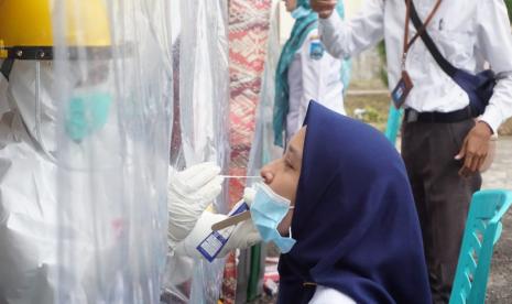 Warga Kota Sawahlunto mengikuti pengambilan sampel swab di Wisma Balai Pendidikan dan Pelatihan Tambanbg Bawah Tanah Kota Sawahlunto. 