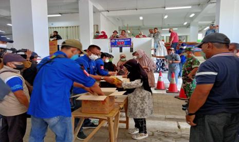 Warga Kota Sukabumi antri membeli minyak goreng dalam operasi pasar di Pasar Pelita Kota Sukabumi. Harga minyak goreng curah dan kemasan di pasar tradisional dan modern di Kota Sukabumi belum mengalami penurunan yang cukup besar. Sebab saat ini permintaan di pasaran cukup tinggi menjelang lebaran