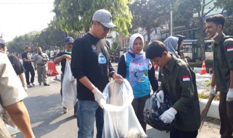 Warga Kota Sukabumi ikut ambil bagian dalam aksi World Cleunup Day 2019 dengan membersihkan sampah di jalanan dan pasar pada Sabtu (21/9).