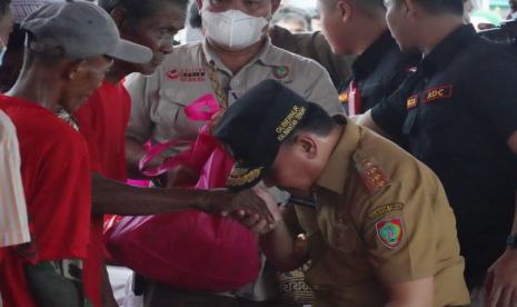 Warga Kuala Kapuas  antusias dengan mendatangi  pasar penyeimbang yang digelar Pemerintah Provinsi Kalimantan Tengah di Stadion Panunjung Tarung Kuala Kapuas, Kabupaten Kapuas. Gubernur Kalteng H. Sugianto Sabran membuka langsung Pasar Penyeimbang dimaksud, Selasa (11/10/2022).