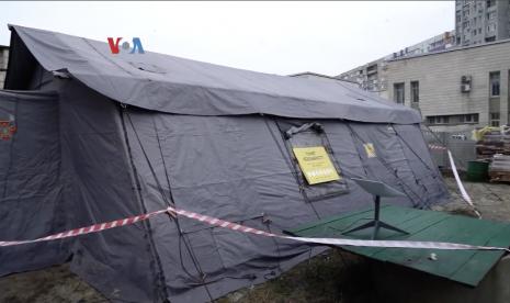 Warga Kyiv manfaatkan lampu dan internet dari tenda listrik darurat