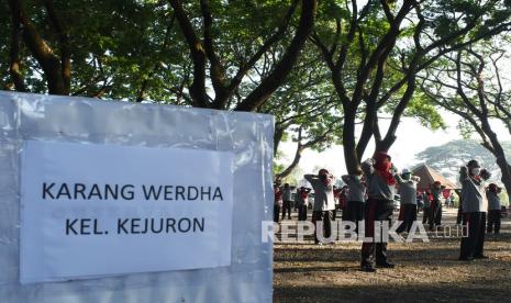 Warga lanjut usia (lansia) dengan menerapkan protokol kesehatan pencegahan COVID-19 mengikuti senam bersama di Kota Madiun, Jawa Timur, Jumat (17/9/2021). Kegiatan senam bersama lansia dilanjutkan pemeriksaan kesehatan yang diikuti ratusan warga lansia se-Kota Madiun tersebut dimaksudkan untuk menjaga kebugaran dan meningkatkan imunitas tubuh pada masa pandemi COVID-19.