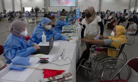 Warga lansia melakukan pemeriksaan kesehatan di Sentra Vaksinasi Covid-19, JEC, Bantul, DI Yogyakarta, Jumat (30/4/2021). Pemerintah Daerah Istimewa Yogyakarta (DIY) bersama Kementerian Kesehatan dan Kementerian Pariwisata dan Ekonomi Kreatif berkolaborasi dengan Traveloka membuka Sentra Vaksinasi Covid-19 tahap pertama untuk masyarakat yang belum mendapatkan vaksin guna mempercepat pemulihan ekonomi nasional. 