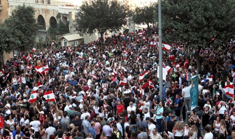 Warga Lebanon berunjuk rasa di Kota Beirut, Sabtu (19/10).