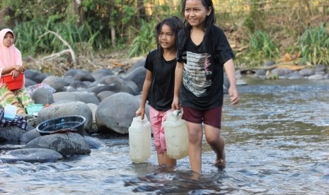 Warga Lembor memanfaatkan sungai untuk mendapat air bersih.