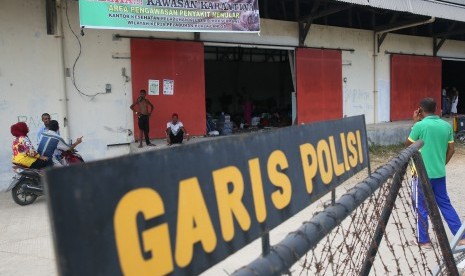 Warga lokal yang menggunakan sepeda motor berbincang dengan para imigran illegal suku Rohingya dari Bangladesh dan Myanmar di tempat penampungan sementara, Kuala Langsa, Kota Langsa, Aceh, Minggu (24/5).