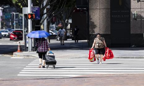 Warga Los Angeles berjalan di kawasan mal FIGat7th, (8/5). Los Angeles California berencana membuka kembali sejumlah tempat usaha meski masyarakat masih tetap diminta berada di rumah hingga tiga bulan lagi setelah Mei. 