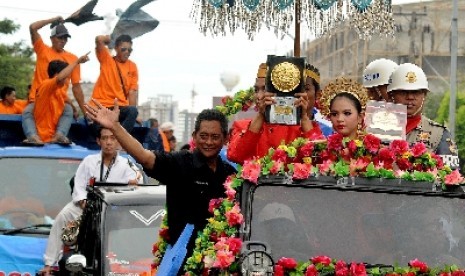 Warga makassar mengarak Piala Adipura keliling Kota Makassar, Sulawesi Selatan, Selasa (11/6).