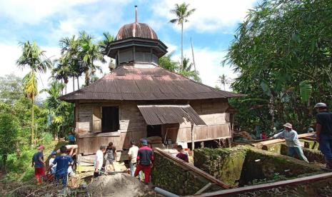 Warga Maninjau, Kabupaten Agam,. Sumatra Barat merenovasi Surau Tuo untuk sambut bulan suci Ramadhan