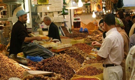 Maroko Pastikan Pasokan Susu dan Daging Cukup Saat Ramadhan. Foto ilustrasi: Warga Maroko membeli kurma di jalanan Casablanca, Rabat, pada malam Ramadhan. 