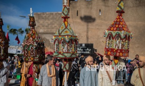 Warga  Maroko mengambil bagian dalam prosesi yang menandai peringatan 1448 kelahiran Nabi Muhammad (Maulid Nabi) pada apa yang dikenal dalam bahasa Arab sebagai 'tempat kelahiran Nabi' , Morroco, (19/11).