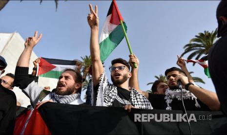   Warga Maroko menggelar aksi damai mendukung rakyat Palestina dan mengutuk serangan agresi Israel di Rabat, Maroko, Ahad (16/5) waktu setempat.